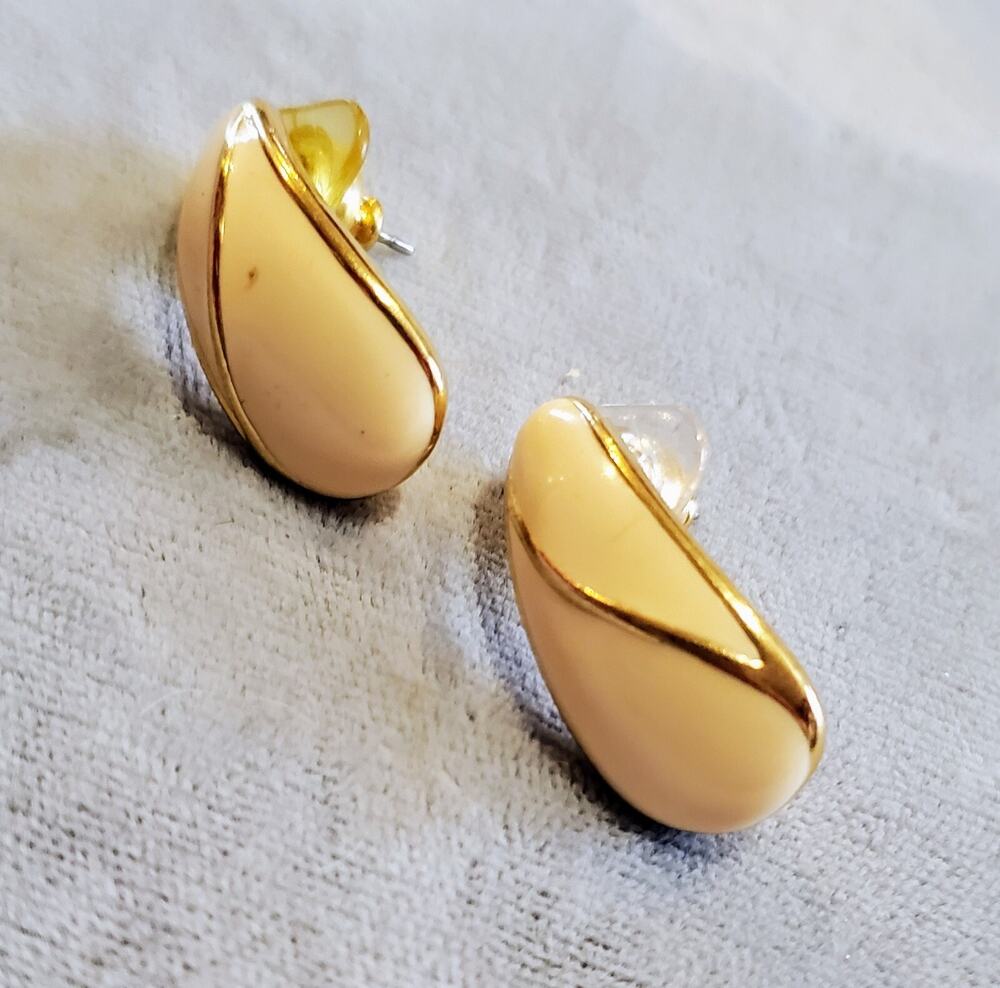 Vintage Trifari Earrings Gold Tone Cream Enamel Classic Chic 1"